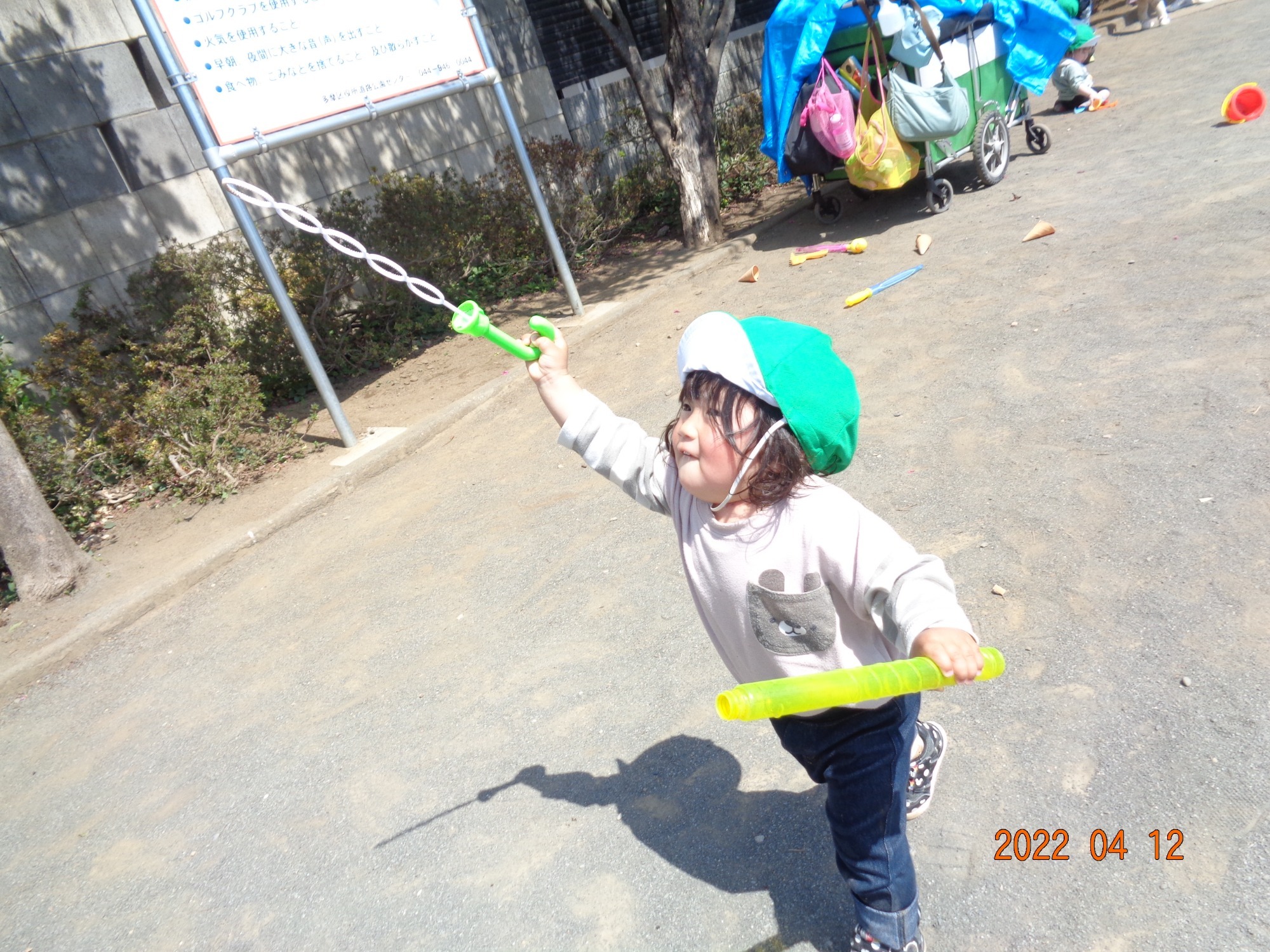 写真：遊具で遊ぶ園児