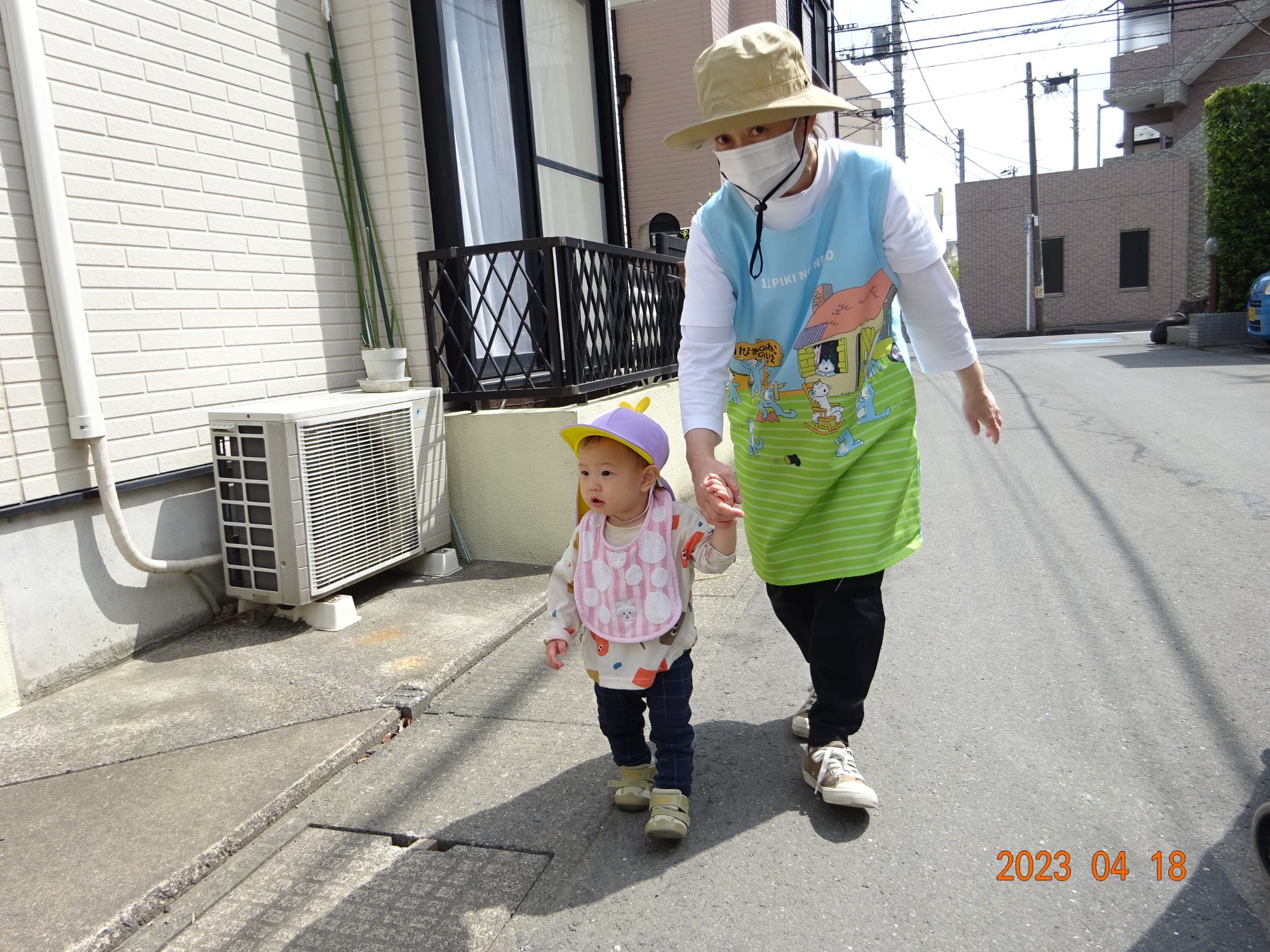 写真：シャボン玉で遊ぶ園児