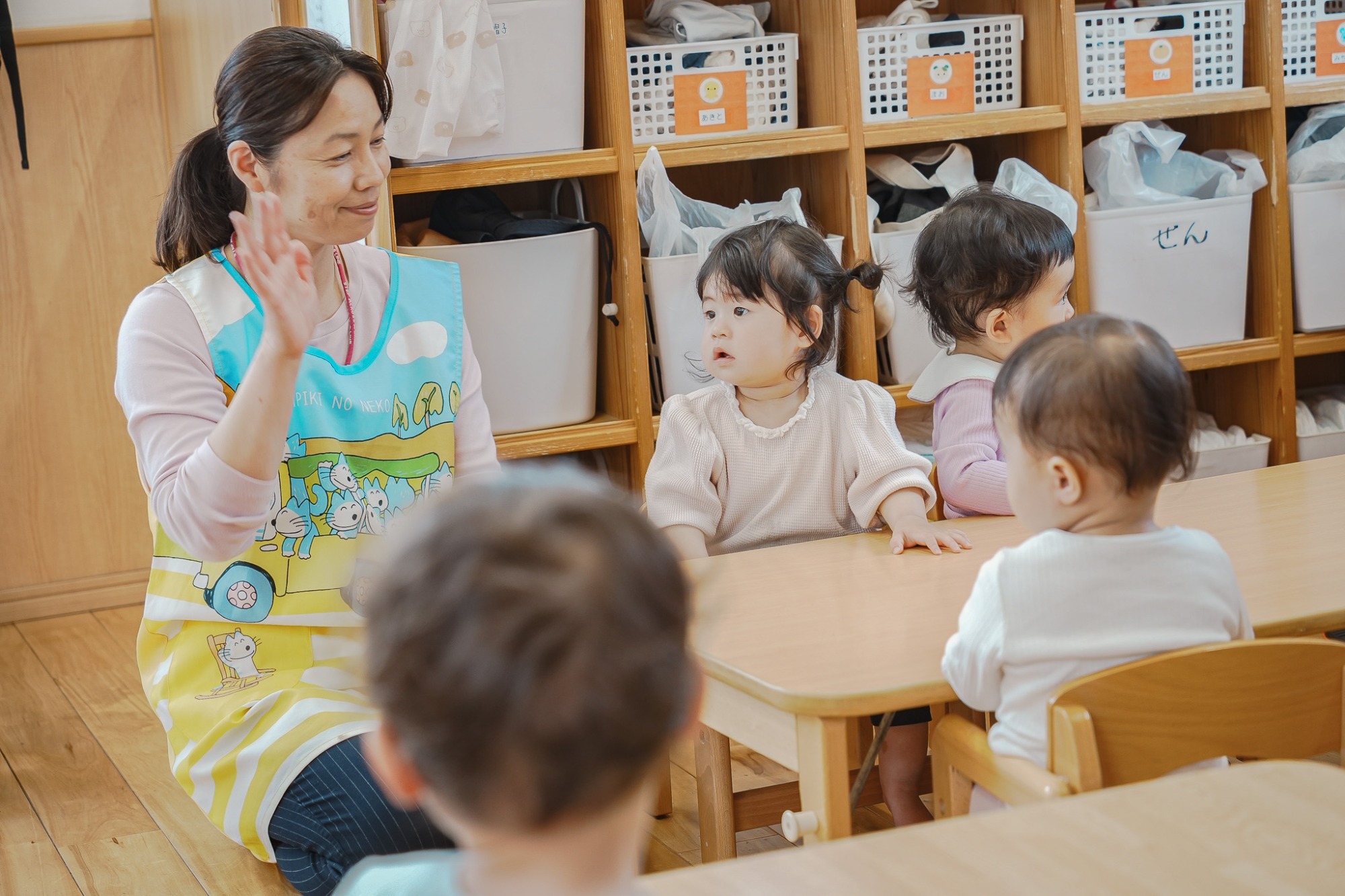 写真：園児と先生