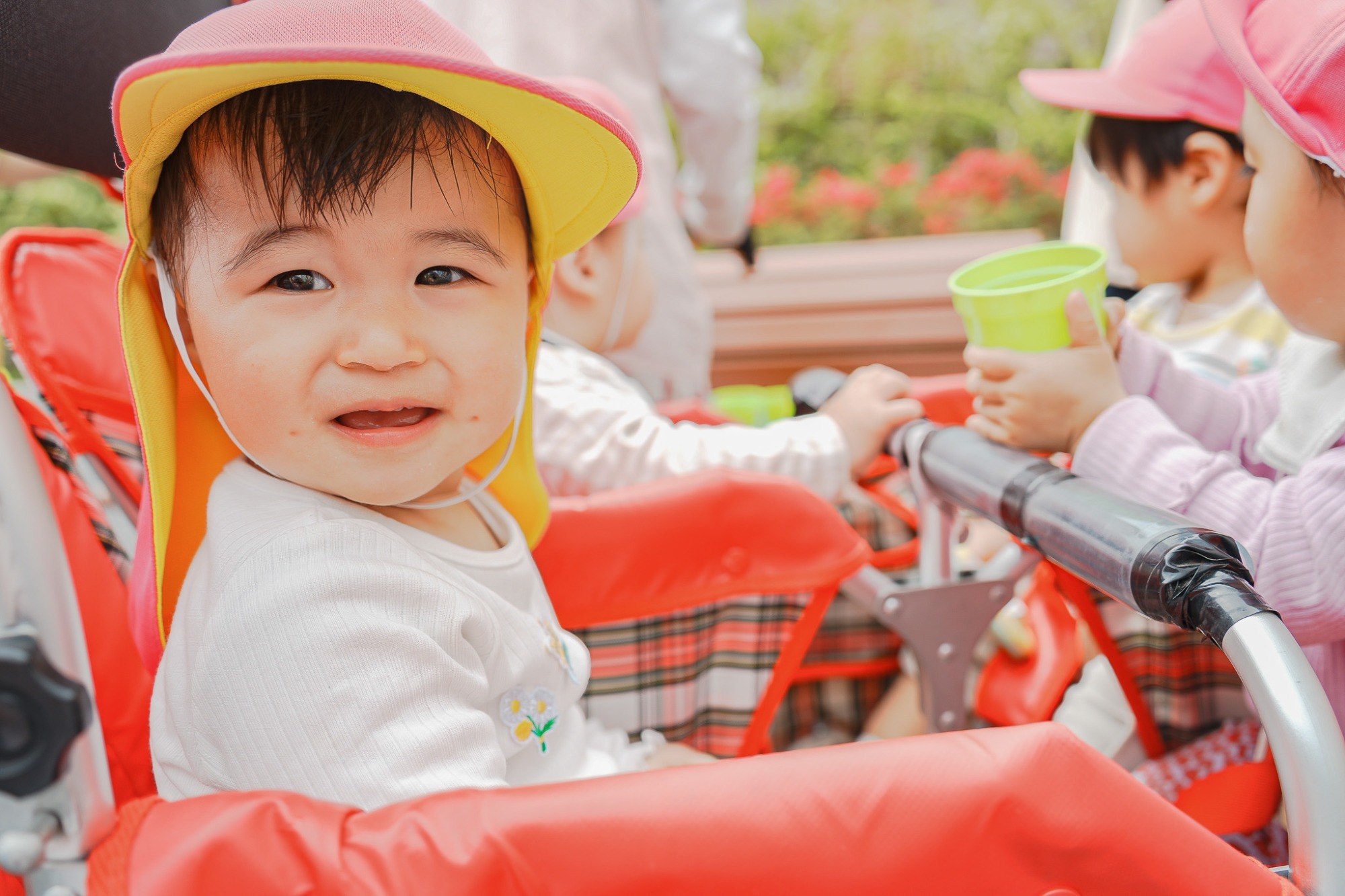 写真：園児と先生
