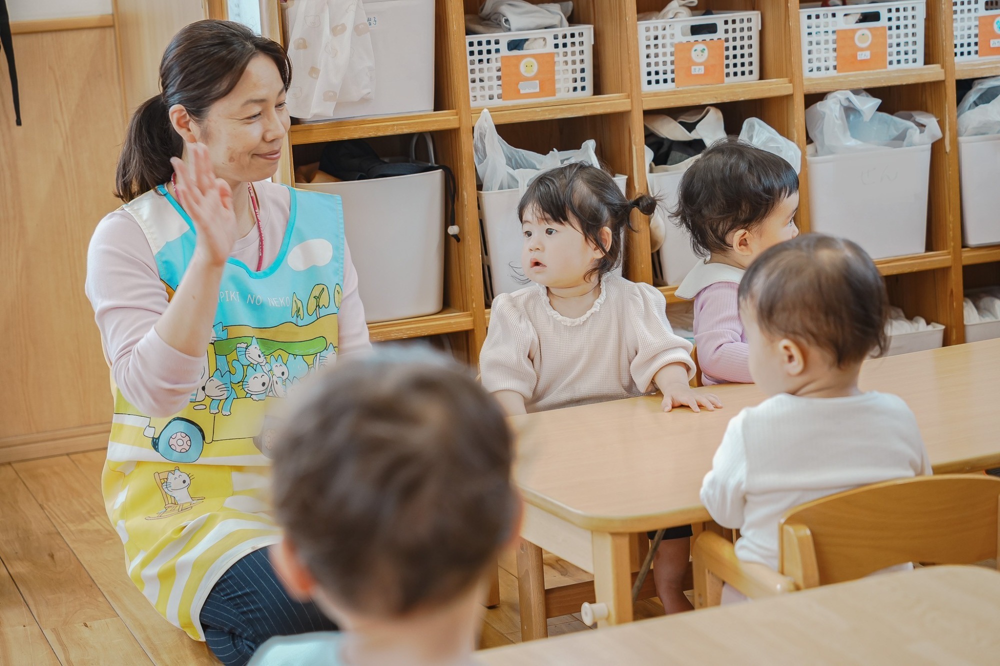 写真:園児と先生