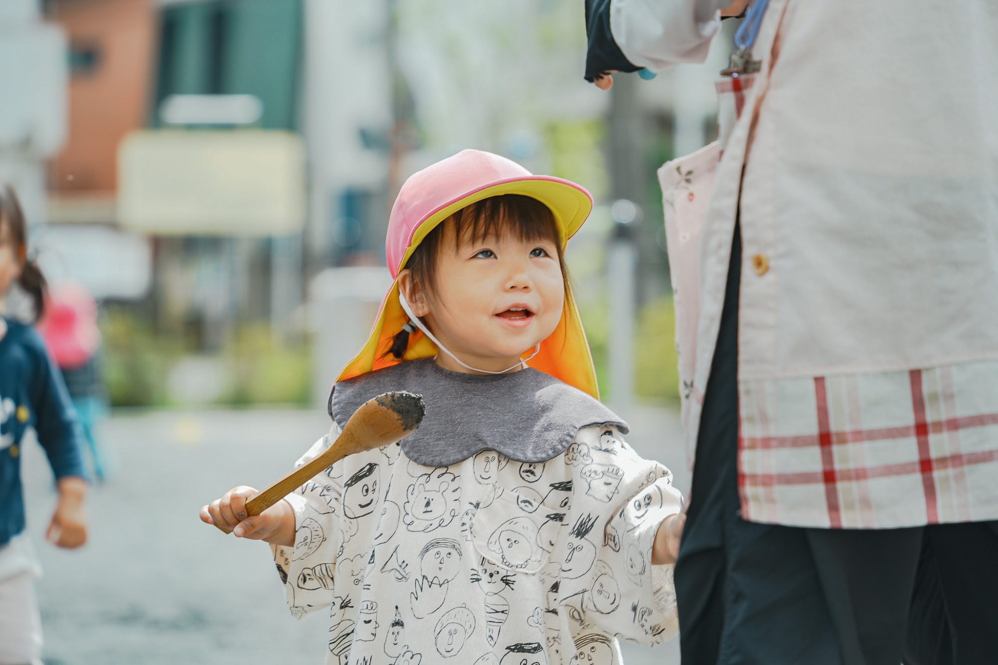 写真：遊具で遊ぶ園児
