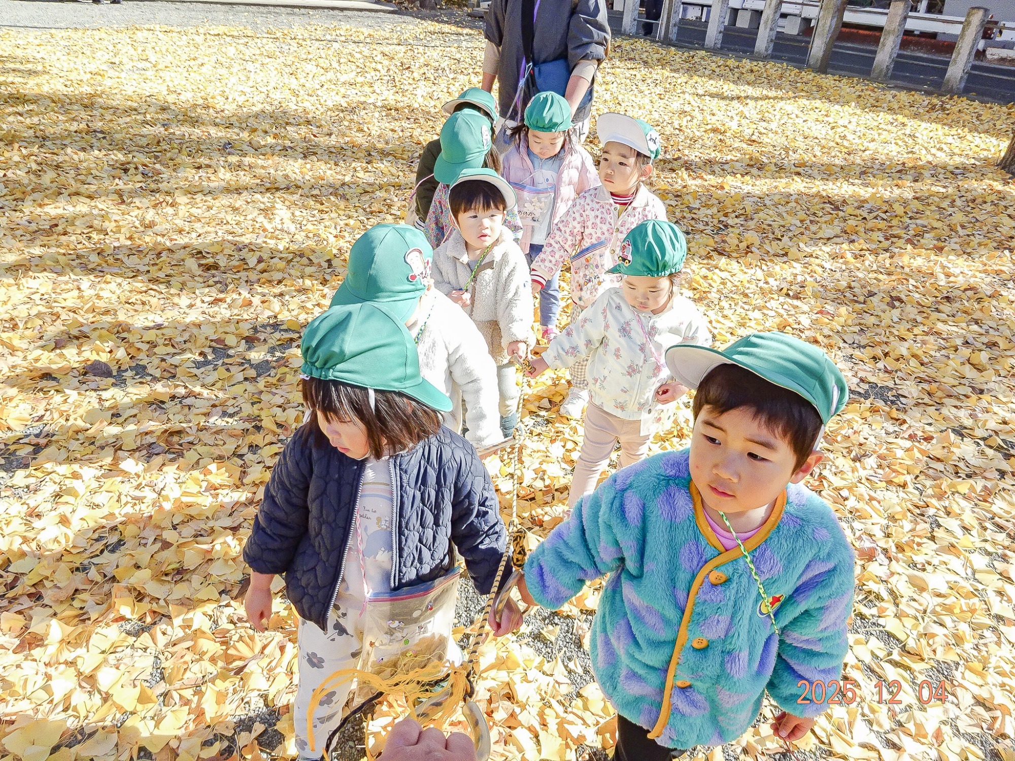 写真：遊具で遊ぶ園児